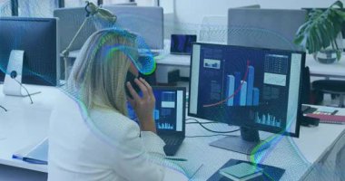 Profesyonel kadın akıllı telefonu kaldırıyor, finans analitik görüşmelerini yönetirken bir yandan da grafikler çıkıyor. İş, teknoloji, veri, analitik, takım çalışması, üretkenlik, modern