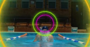 Parlayan neon halkalar yüzücü şeridini başlatıyor ve spor teknolojisinin gücünü gösteren halkaları yumrukluyor. Dinamik, enerjik, fütüristik, atletik, spor, hareket, canlı