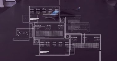 Akıllı telefonun başlangıç veri panellerini, tasarım için açılabilen planların üzerine yerleştirmek. İşbirliği, yenilik, beyin fırtınası, teknoloji, mimari, planlama, modernite