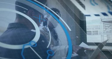 Kadın, dizüstü bilgisayarla iş verilerini incelerken örtüşen belgeyi işaret ediyor. İşbirliği, analitik, yenilik, profesyonel, modern, takım çalışması, üretkenlik