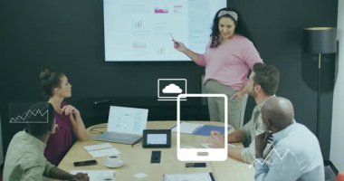 Sunucu tıklama görüntüleme canlandırmalı aygıt simgelerini iş toplantısı sırasında grafik örtülerine aktarıyor. İşbirliği, veri analizi, iş stratejisi, kurumsal, modernleşme, takım çalışması, dijital dönüşüm