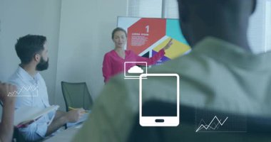 Sunucu, bilişim veri akışını gösteren telefon bulutu ve grafik simgelerini gösteren bilgi ekranına işaret ediyor. İşbirliği, takım çalışması, yenilik, veri görselleştirme, kurumsal, dijital, profesyonel