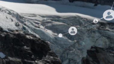 Üzerinde buzulu olan bir dağ..