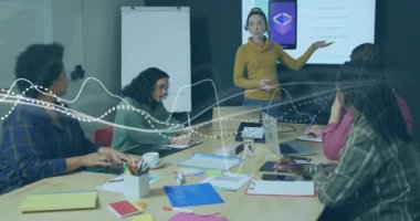 İş sunucusu berraklık için kurşun sergiliyor, ekip yol gösterici akış dalgalanırken not alıyor. İşbirliği, iletişim, profesyonellik, şirket, takım çalışması, modern, tartışma