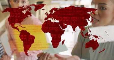 Renkli notların değişmesi takımların kırmızı dünya haritasıyla şeffaf tahtada iş planını geliştirmesini tetikliyor. İşbirliği, takım çalışması, veri görselleştirme, küresel strateji, profesyonel, beyin fırtınası, ofis ortamı