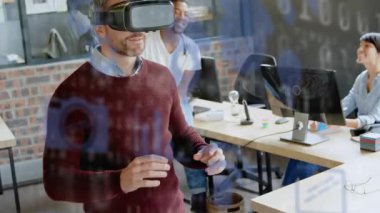 Ofiste VR kulaklık takan beyaz bir adam için dijital simgelerin ve veri işlemenin animasyonu. Gelecekçi iş teknolojisi kavramı