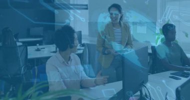 Kulaklık kullanıcısının yanına gelen meslektaşım, ofis veri incelemesini daktilo noktasıyla başlatıyor. İşbirliği, takım çalışması, modernlik, profesyonel, iletişim, dijital altyapı, üretkenlik