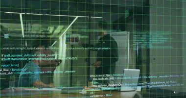 Teknoloji projesine başlayan üç iş arkadaşı yeşil şebekeyi başlatıyor ve kodları örtüyor. İşbirliği, yenilik, dijital, profesyonel, takım çalışması, modern, beyin fırtınası