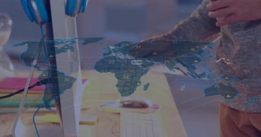 Veri analizi için holografik haritayı etkinleştirirken profesyonel dinlenme eli de raporun üzerinde. Teknoloji, veri, analitik, çalışma alanı, fütüristik, iletişim, yenilik