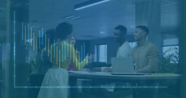 Sarı elbiseli kadın, animasyon veri grafikleri altında iş dünyasının tokalaşmasını tetikliyor. İşbirliği, takım çalışması, profesyonellik, şirket, yenilik, çeşitlilik, iletişim