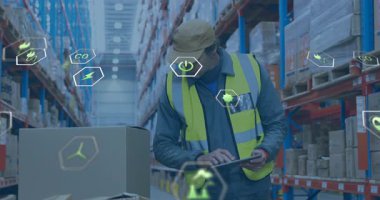 Sürdürülebilirlik simgeleri girdap oluştururken depo işçisi tableti tıkırdatıyor ve kontrol ediyor. Sanayi, sürdürülebilirlik, teknoloji, lojistik, çevre dostu, yenilik, dijital