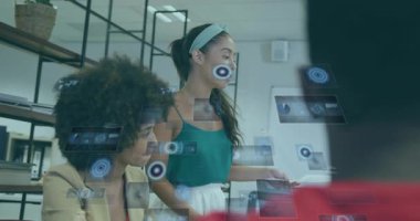 Ofis toplantısında belgeleri sunan ve dijital grafikleri başlatan yükselen, azalan. İşbirliği, yenilik, dijital arayüz, veri analizi, modern çalışma alanı, takım çalışması, fütürist