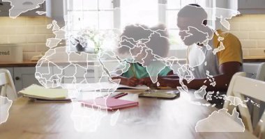 Baba, öğrenme sürecini desteklemek için kızının masa haritasında ödev yazmasına rehberlik ediyor. Eğitim, akıl hocalığı, aile, işbirliği, odaklanma, gelişme, yaratıcılık