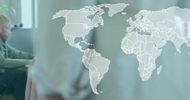 Akıllı telefonlara cevap veren fare tıklayarak finans tablosunu şeffaf dünya haritasıyla analiz eden adam. İş, teknoloji, analitik, takım çalışması, modern, profesyonel, dijital