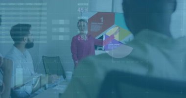 Sunucu, meslektaşı proje incelemesi için tıklama tabletini sallarken verileri güncelleyen grafiğe işaret ediyor. Profesyonel, işbirliği, veri görselleştirme, iş toplantısı, modern ofis, takım çalışması, analitik