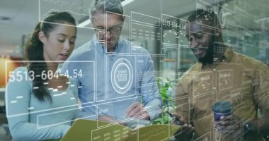 Sarı klasörü inceleyen ekip analitik panelleri çalıştırıyor iş görüşleri için canlı ölçümleri güncelliyor. İşbirliği, veri, analitik, takım çalışması, yenilik, teknoloji, modern