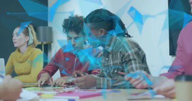 Meslektaşlarının talimatıyla, ekip üyeleri atölyedeki animasyon rehberlerini takip ederken kağıtları katlıyorlar. İşbirliği, yaratıcılık, takım çalışması, atölye çalışması, zanaat, tasarım, beyin fırtınası