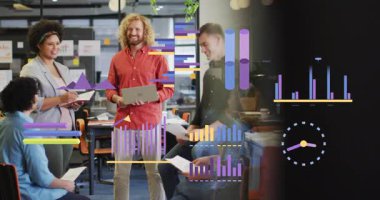 Sunucu dizüstü bilgisayar ekibi iş verilerini analiz ediyor ve animasyon çizelgeleriyle görüşleri gösteriyor. İşbirliği, takım çalışması, yenilik, analitik, ofis, iş dünyası, veri görselleştirmesi