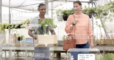 İnteraktif maliyet haritası güncelleme sırasında sandık ve müşteri taşıyan bir sera işçisi. Bahçecilik, e-ticaret, artırılmış gerçeklik, perakende, teknoloji, sürdürülebilirlik, iş