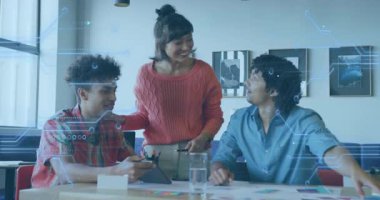 Bir kadın takıma yaklaşıyor ve iş toplantılarında tablet üzerindeki animasyonlarla diyagramları karşılaştırıyor. İşbirliği, takım çalışması, yenilik, modern, üretkenlik, tartışma, ofis