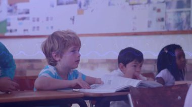 Eğitmen sesi, ilkokul çocuklarının kitap okuması ve öğretmenlere yönelmesi. Öğrenciler, sınıf, eğitim, öğrenme, takım çalışması, odak, çeşitlilik