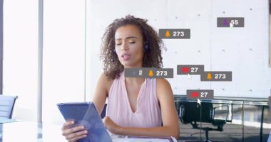 Kadın sunucu ofisteki tableti tıklayarak animasyon sosyal medya ölçümlerini sürekli yükseltiyor. Profesyonel, iletişim, dijital, teknoloji, yenilik, katılım, modern