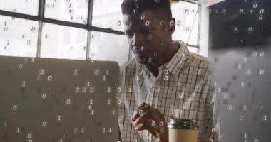 İş arkadaşından bardak alan ve ikili kod olarak kodlamaya başlayan adam giderek yoğunlaşıyor. Konsantrasyon, verimlilik, yenilik, şehir, profesyonel, gösterişli, fütüristik