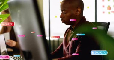 Teknoloji masasında yazan adam yüzen arama simgeleri ve sayı etiketleri kümelenip dağılıyor. İşbirliği, yenilik, dijital, çalışma alanı, üretkenlik, analitik, çağdaş