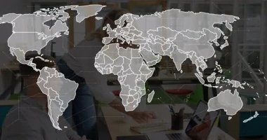 Belgeleri inceleyen ve tetiklenen harita altında yazan meslektaşlar iş sezgileri oluşturur. İşbirliği, analitik, veri, yenilik, takım çalışması, ofis, dijital