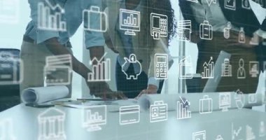 Üç meslektaş odaya girip planların etrafında yüzen finansal simgelerle plan yapıyorlar. İşbirliği, takım çalışması, analiz, teknoloji, strateji, yenilik, iş