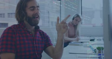 Maddeselleşen finansal grafikler gören, veri eğilimlerinde el kaldıran ve akranlarına rehberlik eden bir adam. Analizler, takım çalışması, yenilik, dijital, işbirliği, teknoloji, profesyonel