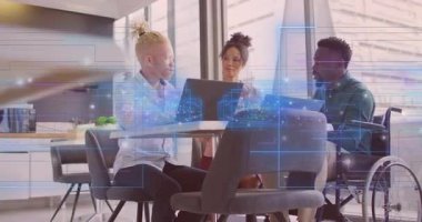 İş toplantısında dizüstü bilgisayarla çizelge yazan üç iş arkadaşı animasyon yapıyor. İşbirliği, takım çalışması, dijital, modern, ofis, iletişim, veri görselleştirme