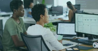 Geliştirici, teknoloji ofisindeki ızgarada imleci yönlendirirken yapışkan notları yakalıyor. İşbirliği, takım çalışması, yenilik, dijital, modern, üretkenlik, akıl hocalığı