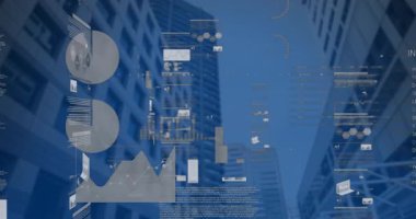 Düşük açılı binaların temiz gökyüzüne karşı bilgi arayüzü animasyonu. Dijital bileşik, çoklu pozlama, rapor, iş, ilerleme, mimari ve teknoloji kavramı.