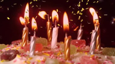 Doğum günü pastasının üzerine mumlarla düşen altın konfetilerin animasyonu. Parti, doğum günü ve kutlama konsepti dijital olarak oluşturuldu.