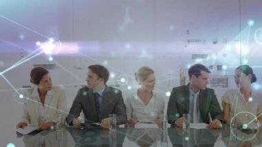 Numaralar tutan iş adamları üzerinden veri işleme ağı ile bağlantıların animasyonu. Küresel iş, finans, bağlantılar, ağlar ve veri işleme kavramı dijital olarak oluşturulmuş video.