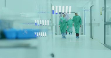 Cerrahi ekip yürüme koridoru verileri örtüyor yoğunlaştırıyor ve ameliyathaneye gidiyor. Hastane, takım çalışması, yenilik, klinik, sağlık, teknoloji, profesyonellik