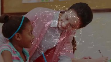 Öğretmen, öğrencinin duraksadığını ve masaya yaslandığını fark ediyor. Sınıfta küre şeklinde bir kalemle rehberlik ediyor. Eğitim, akıl hocalığı, öğrenim, sınıf, destek, odak, öğrenci bağlılığı