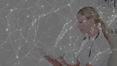 Doktor, tıp bürosunda şebeke değiştirip gülümseyen notlar alıyor. Tıbbi, sağlık, teknoloji, dijital, analiz, profesyonellik, teşhis