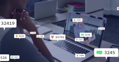 Bildirim ölçümleri artarken, eğitim tablosu açıklamasında kadının dizüstü bilgisayara tıklaması. Teknoloji, uzaktan çalışma, veri analizi, sanal işbirliği, profesyonel gelişme, dijital iletişim, modern çalışma alanı