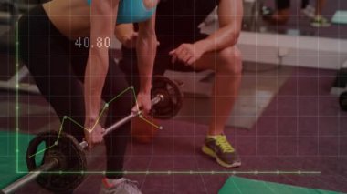 Müşteri ağırlık kaldırma işlemini başlatıyor. Halteri kaldırıyor. Haritalar takip gücü ve temsilcilerle birlikte. Dayanıklılık eğitimi, fitness, egzersiz, kişisel koçluk, spor salonu ortamı, performans ölçümleri, atletizm performansı