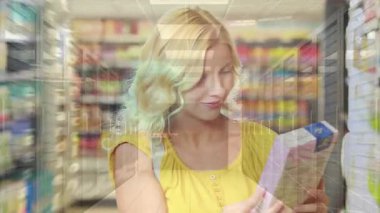 Güzel sarışın, bir marketteki tramvaya bir ürün koyuyor. Bir sunucu odasında veri işleme ve dijital ekran gösterilir. Bu video küresel iş, finans, bağlantılar ve dijital arayüz kavramı hakkında.