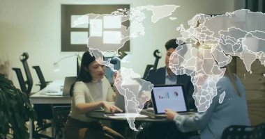 Çinli bir kadın dizüstü bilgisayarı açıp dünya haritasını eşleştirirken iş verilerini analiz ediyor. İşbirliği, takım çalışması, analiz, veri görselleştirme, iş stratejisi, modern ofis, dijital iletişim