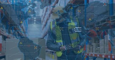 Depo işletmecisi tablet araklıyor ve dünya haritası tedarik zinciri verilerini canlandırırken barkod tarıyor. Lojistik, otomasyon, dijital, envanter, güvenlik, dağıtım, teknoloji