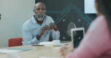 Güvenlik toplantısında biyometrik örtüyü başlatan tablete doğru hareket eden bir kadın parmak izi taraması yapıyor. Teknoloji, güvenlik, yenilik, profesyonellik, işbirliği, dijital, analitik