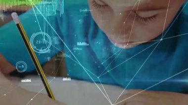 Öğrenci kalemi çalışma kağıdına yerleştiriyor ve dijital düğüm ve çizgileri kaplamaya başlıyor. Gençlik, eğitim, öğrenme, teknoloji, yaratıcılık, çalışma alanı, konsantrasyon