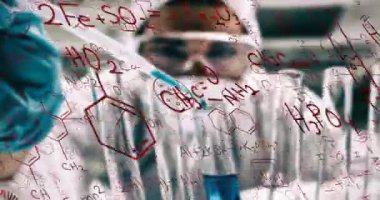 Araştırmacı pipet seçiyor ve şeffaf panoda formülleri olan mavi çözeltiyi tüpe ekliyor. Bilim, laboratuvar, yenilik, deney, teknoloji, araştırma, keşif