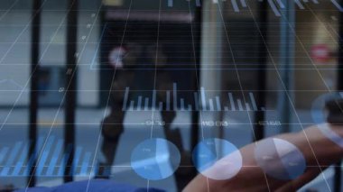 Kamera paneli, sporcunun spor salonunda dambıl kazağı kullandığını gösteriyor. Fitness, strength, resistance, training, technology, data, performance