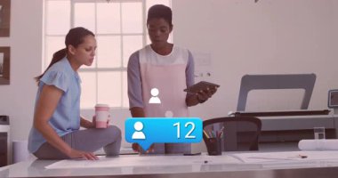 Kabarcık başlatma simgeleri yükselirken takım tablet izleme bağlantısında tasarım planlarını gözden geçiriyor. İşbirliği, takım çalışması, ofis, mimari, tasarım, dijital, profesyonel