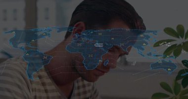 Ofis çalışanı eğiliyor, belgeleri inceliyor ve içgörü için harita katmanı olarak kümeleri canlandırıyor. Teknoloji, veri analizi, çalışma alanı, yenilik, üretkenlik, dijital arayüz, belgelendirme